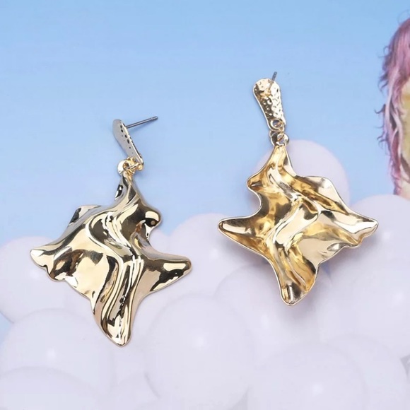 ⭐️ Gold Tone Earrings - Picture 2 of 5